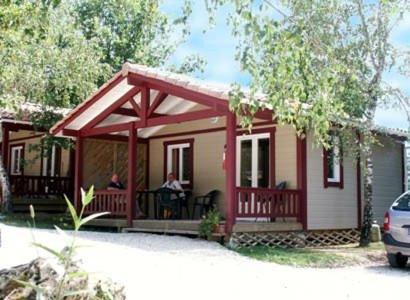 Camping Les Lacs De Courtes Hotel Estang Exterior photo