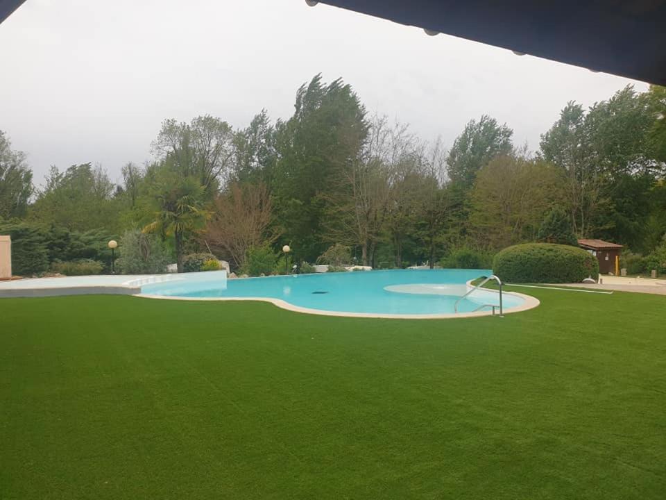 Camping Les Lacs De Courtes Hotel Estang Exterior photo