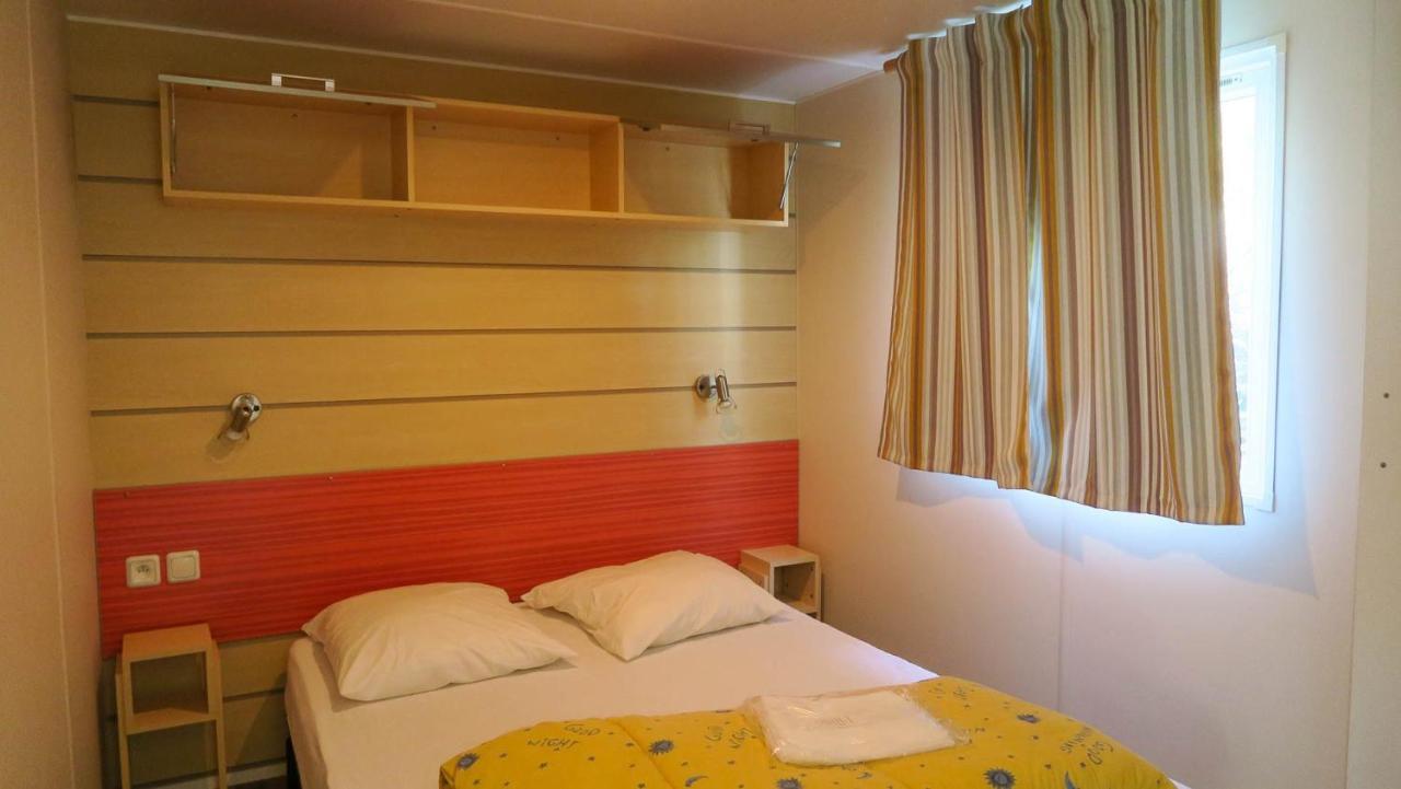 Camping Les Lacs De Courtes Hotel Estang Exterior photo