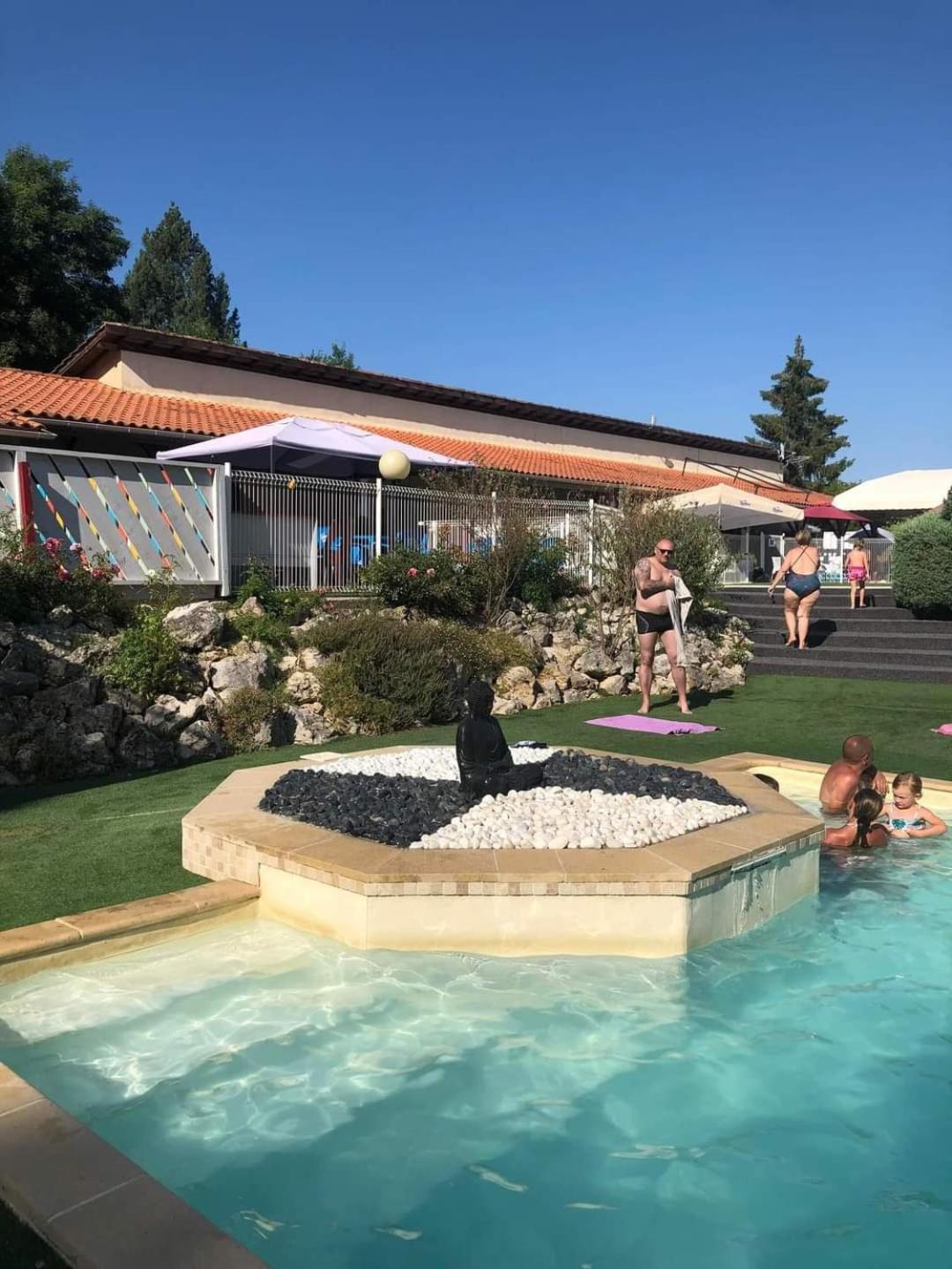 Camping Les Lacs De Courtes Hotel Estang Exterior photo